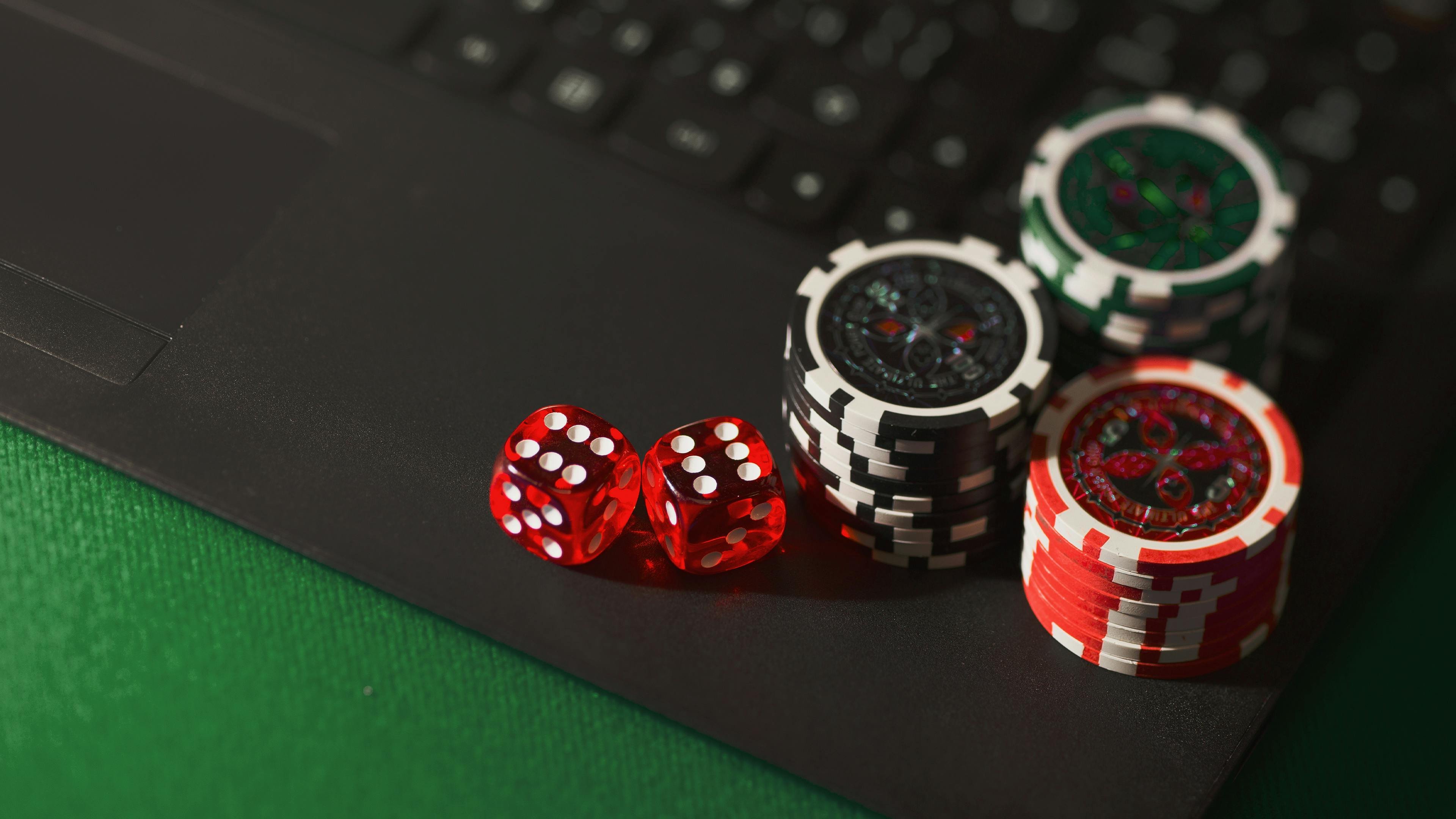 Antarmuka aplikasi mobile lingtoto menampilkan sportsbook, live dealer, dan slot games